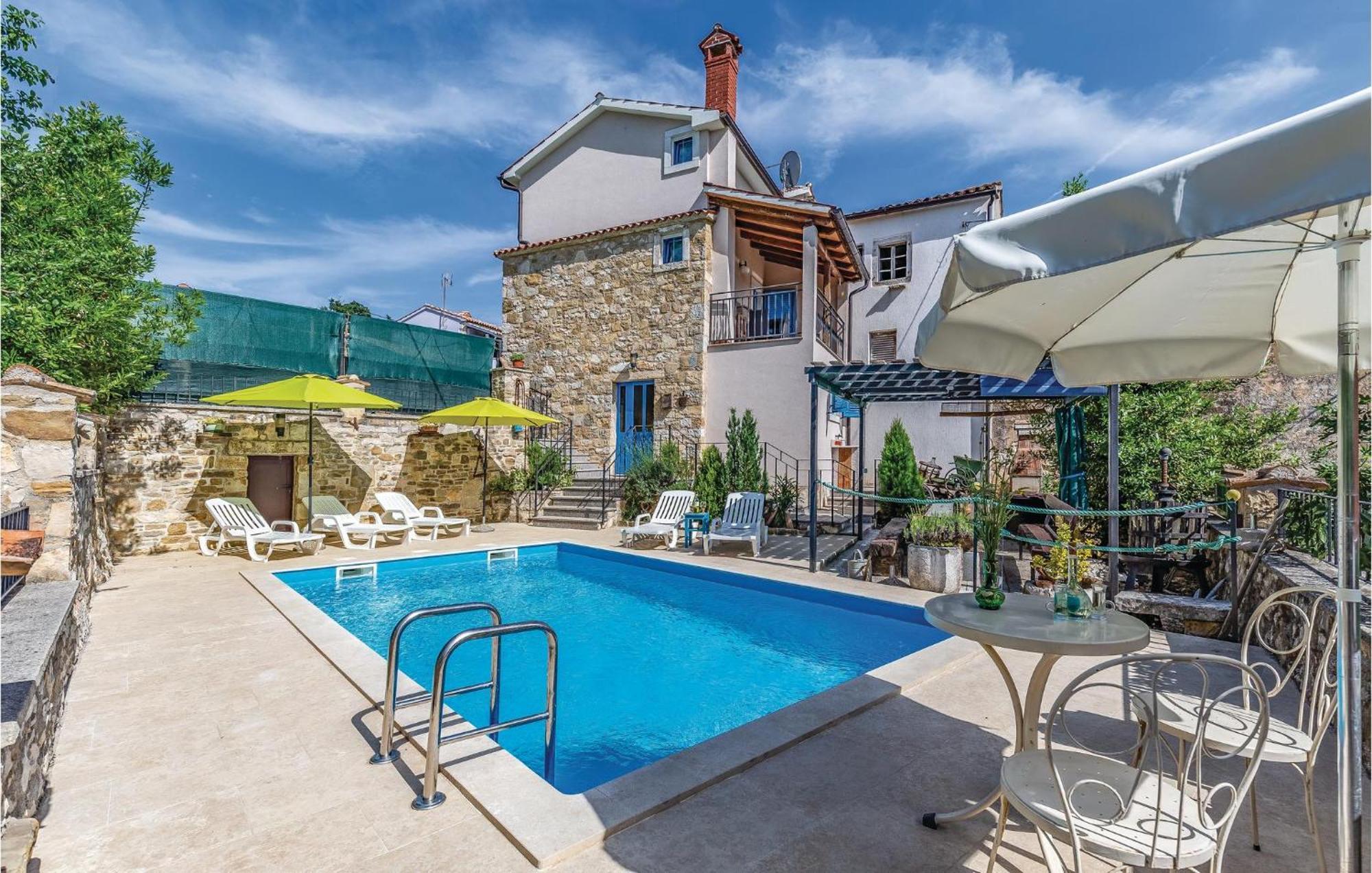 2 Bedroom Awesome In Kamena Vas *